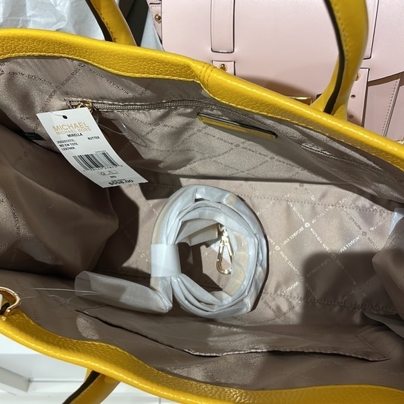 MICHAEL KORS 💛
Mirella Medium Pebbled Leather Tote Bag - Picture 10 of 10